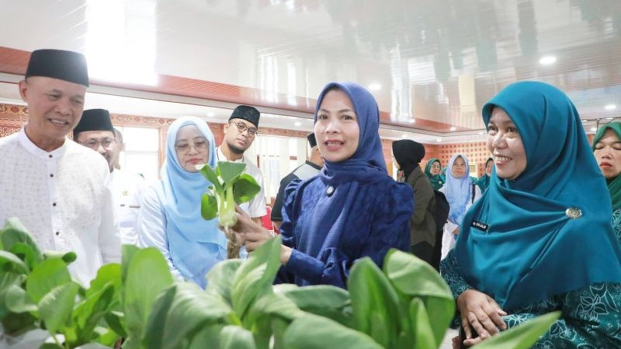 Pemkab Serang meluncurkan program Gapudakan, sebuah inovasi budidaya ikan oleh perempuan untuk swasembada pangan dan menekan stunting. Simak detail dan dampaknya!