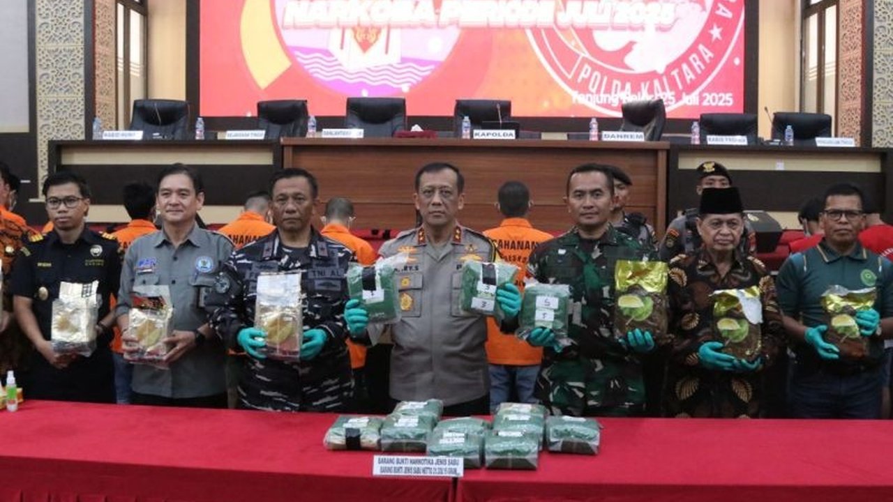 Polda Kaltara berhasil amankan sabu seberat 21,3 kilogram selama Juli 2025, menyelamatkan ratusan ribu jiwa dan mengungkap jaringan narkoba besar.