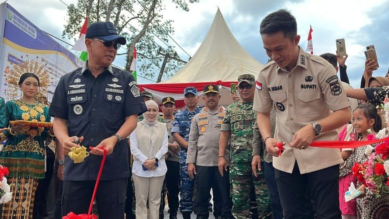 Gubernur Sultra resmikan Jembatan Bailey sepanjang 51 meter di Konawe Utara, solusi cepat normalisasi akses pascabanjir demi pulihkan mobilitas dan ekonomi warga.