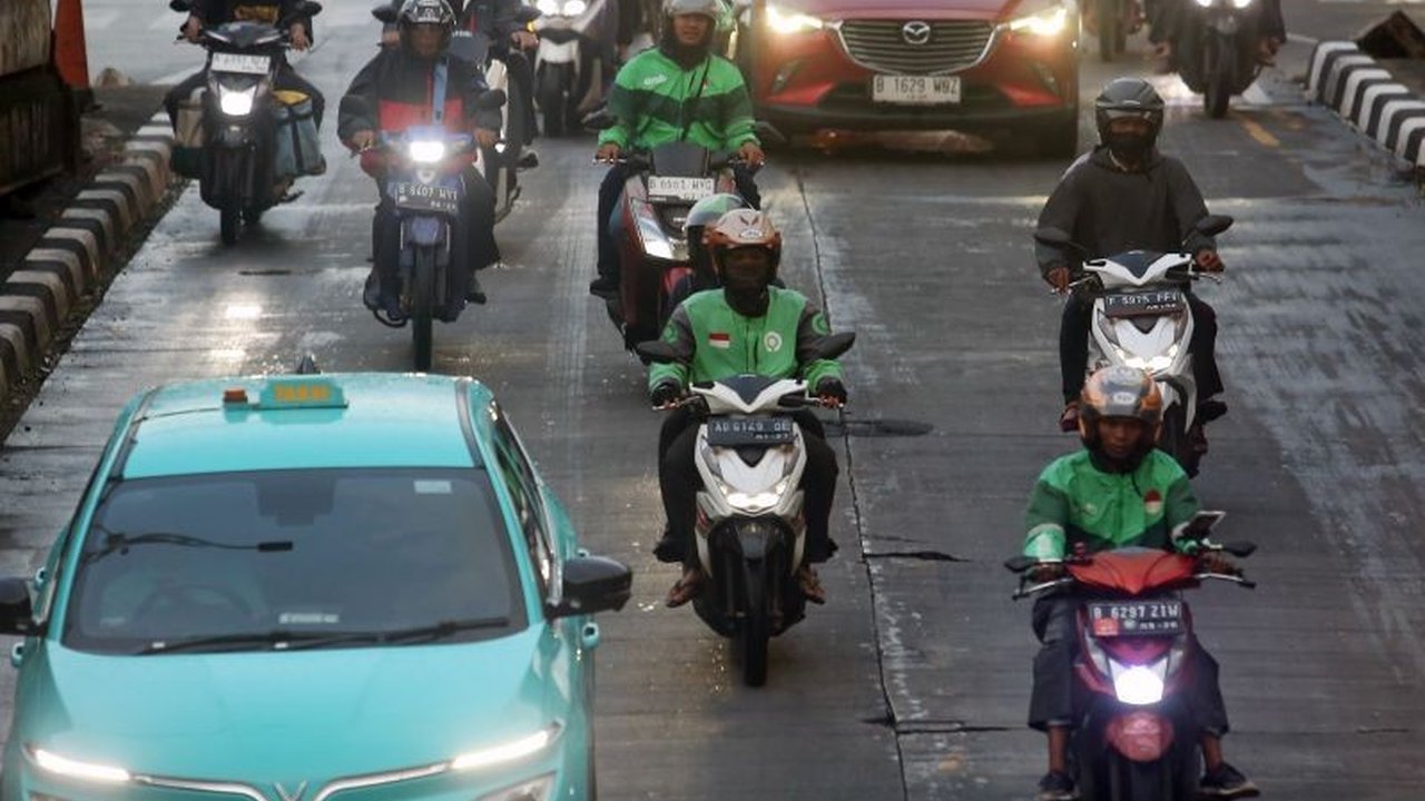 Forum Konsumen Berdaya Indonesia (FKBI) menyerukan Kenaikan Tarif Ojek Online harus seimbang. Mereka mendorong komisi aplikator maksimal 15% demi melindungi konsumen dan mitra pengemudi.