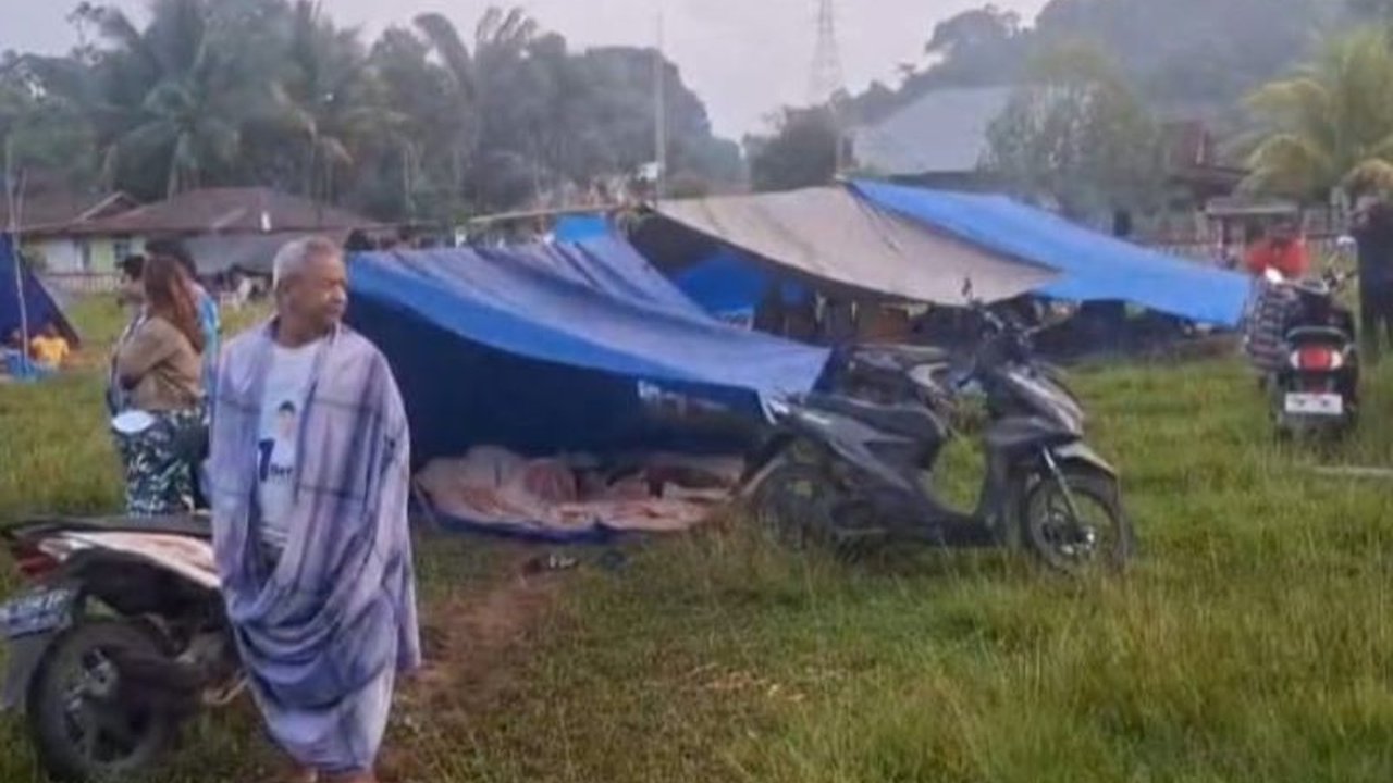Dampak Gempa Poso Magnitudo 5,7 pada Kamis malam mengakibatkan lebih dari 2.200 jiwa mengungsi, dengan kerusakan parah di dua kecamatan dan puluhan gempa susulan.