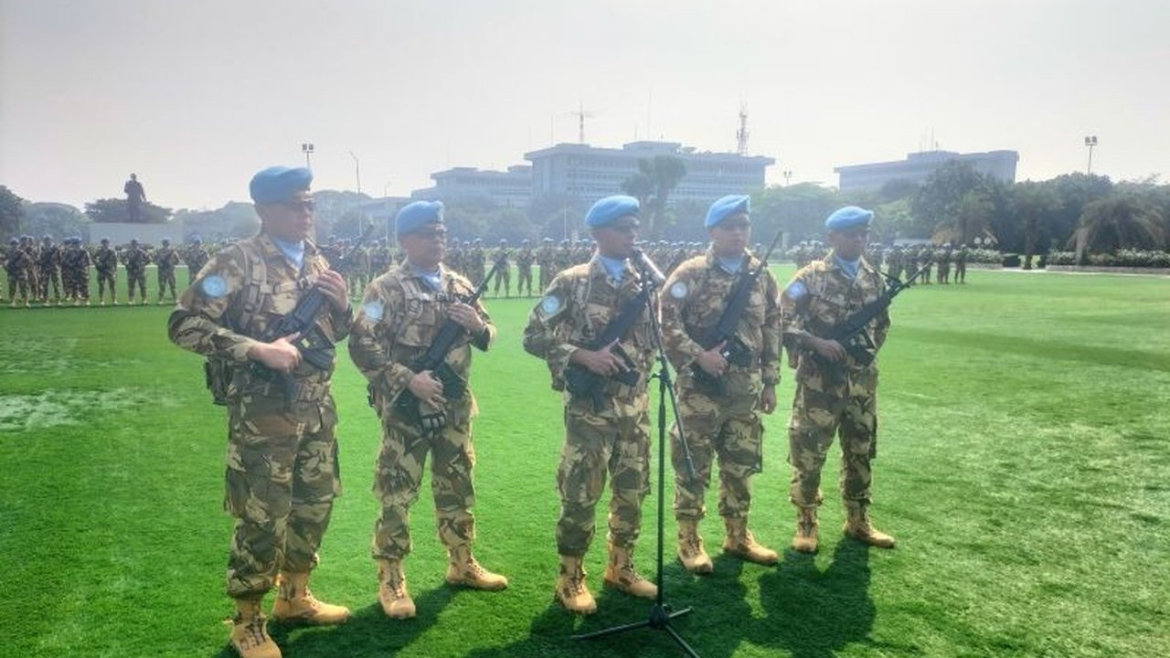 Simak kisah inspiratif bagaimana Pasukan Perdamaian Indonesia di DR Kongo berhasil memenangkan kepercayaan masyarakat lokal melalui pendekatan inovatif ubi cilembu dan pembangunan lapangan sepak bola.