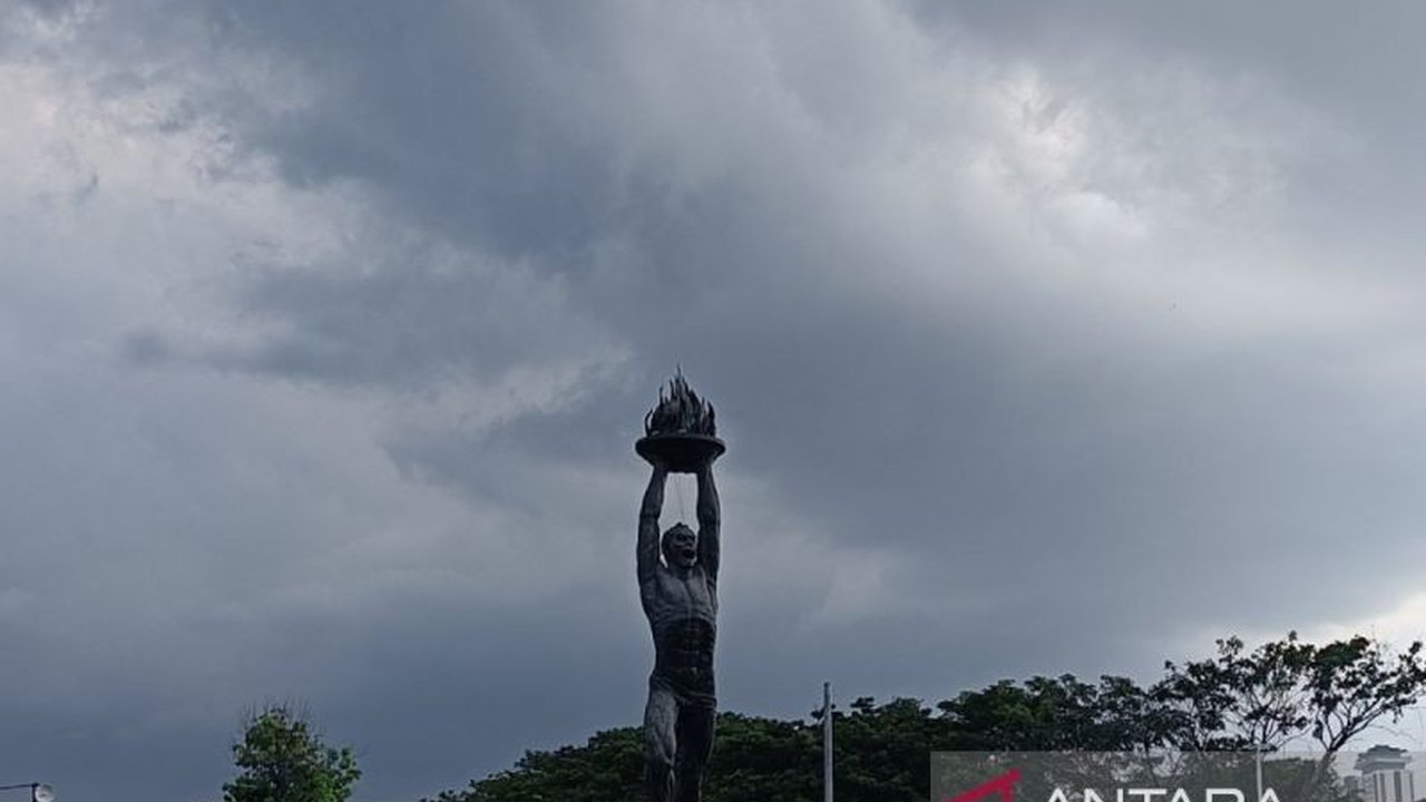 Badan Meteorologi, Klimatika, dan Geofisika (BMKG) merilis prakiraan cuaca hari Sabtu. Sebagian besar wilayah Indonesia diprediksi mengalami hujan ringan dan awan tebal. Simak selengkapnya!