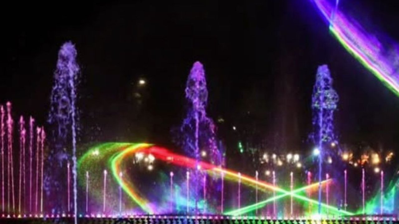 Pemerintah Kabupaten Purwakarta serius mendorong pertumbuhan ekonomi lokal melalui sektor Pariwisata Purwakarta, terutama dengan diaktifkannya kembali ikon Air Mancur Menari Taman Sri Baduga.