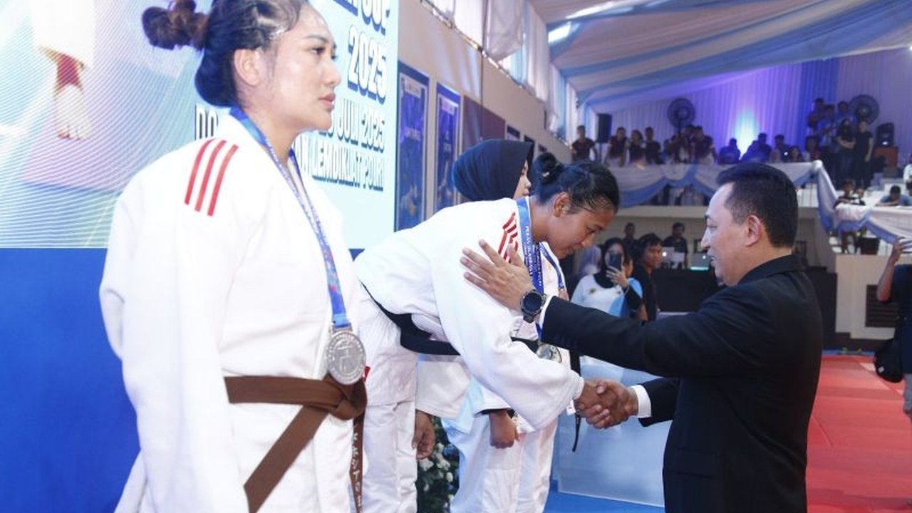 Para atlet judo Polri merasakan kebanggaan tak terhingga saat medali mereka dikalungkan langsung oleh Kapolri Jenderal Polisi Listyo Sigit Prabowo di Kapolri Cup 2025. Simak cerita haru mereka!