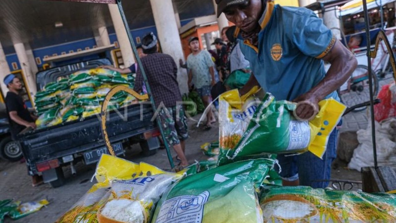 Perum Bulog menggandeng TNI untuk mempercepat penyaluran bantuan pangan dan SPHP di NTB. Sinergi Bulog TNI Bantuan Pangan ini penting untuk ketahanan pangan nasional.