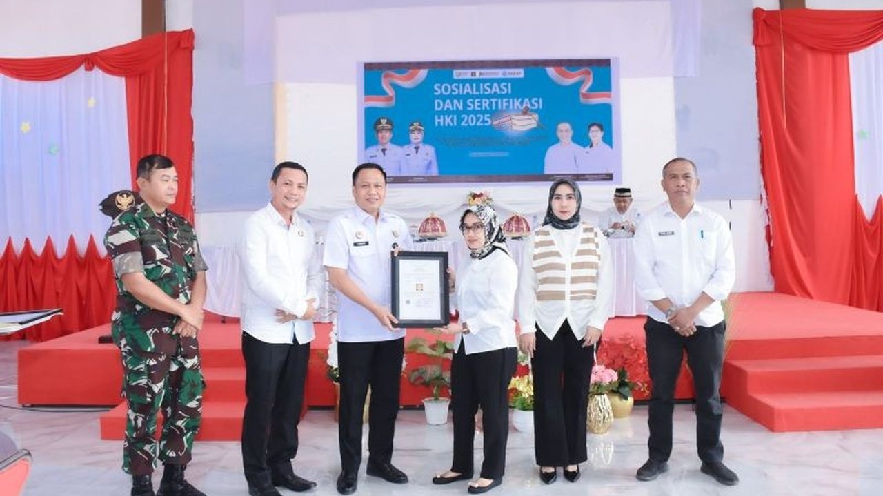 Kanwil Kemenkum Sulteng serahkan 26 sertifikat merek kepada pelaku UMKM Morowali. Langkah ini perkuat daya saing dan lindungi identitas bisnis. Simak selengkapnya!