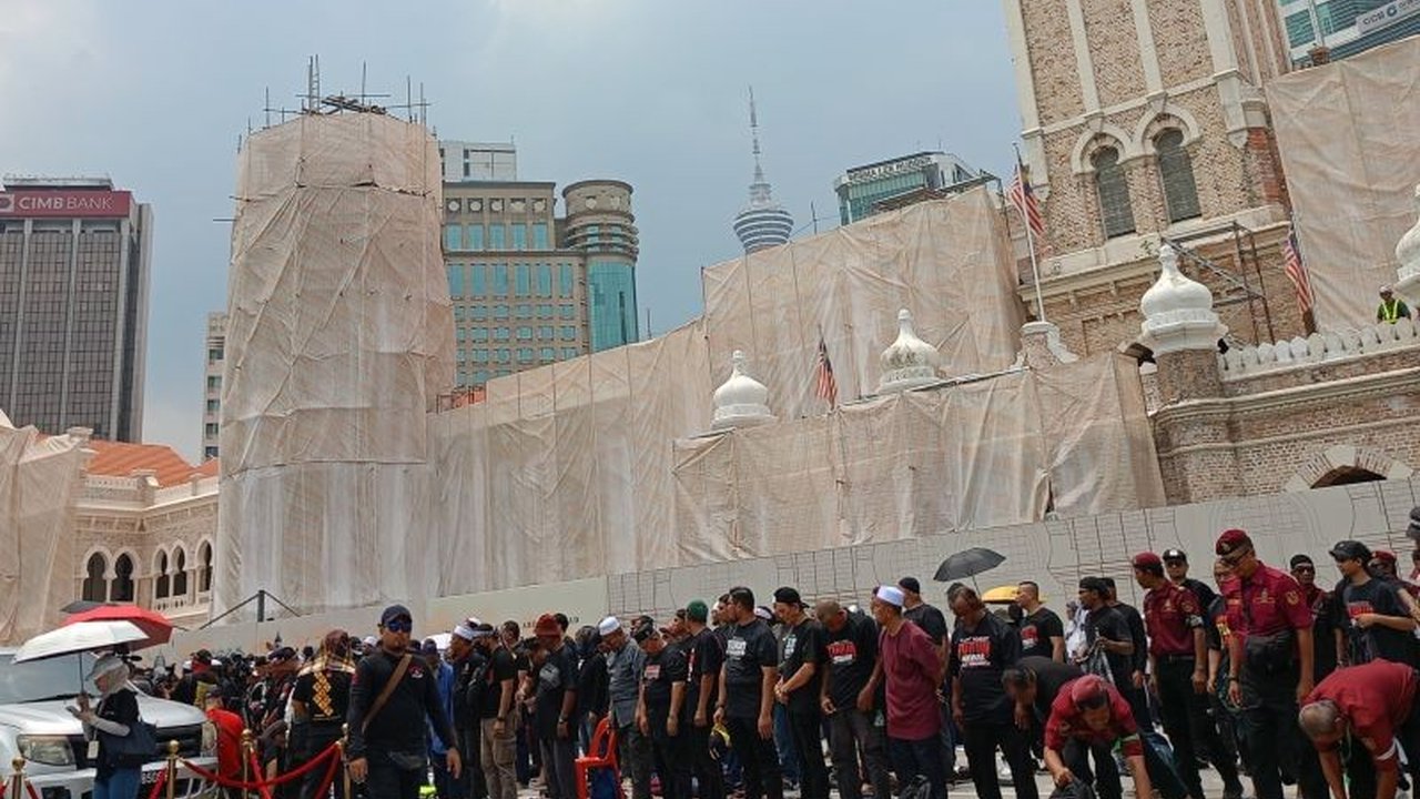 Ribuan warga Malaysia menggelar demonstrasi menuntut kepemimpinan Perdana Menteri Anwar Ibrahim di Kuala Lumpur. Apa motif di balik aksi massa yang berpakaian serba hitam ini?