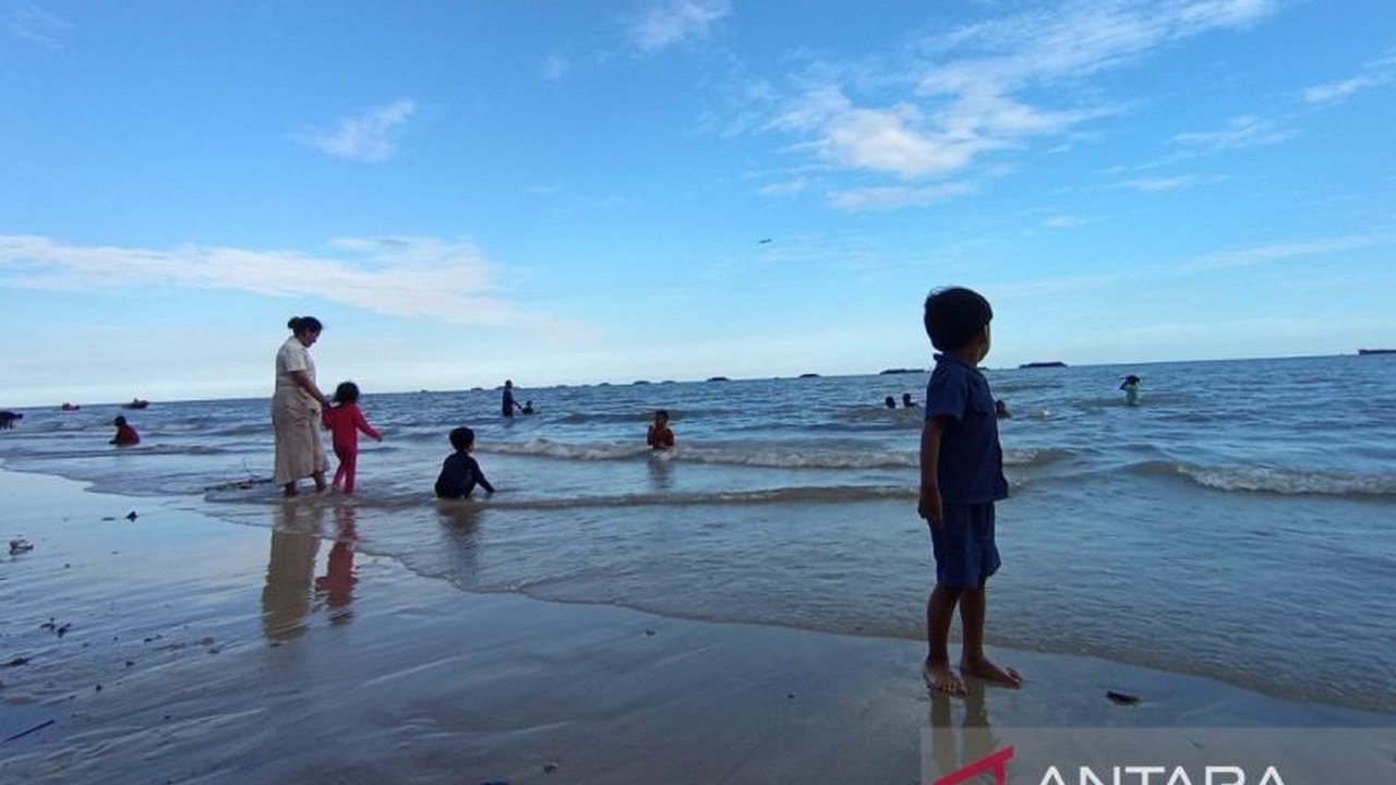 BMKG Balikpapan mengimbau warga waspada pasang laut setinggi 2,9 meter pada 27 Juli 2025, berpotensi sebabkan banjir rob dan mengganggu aktivitas pesisir.