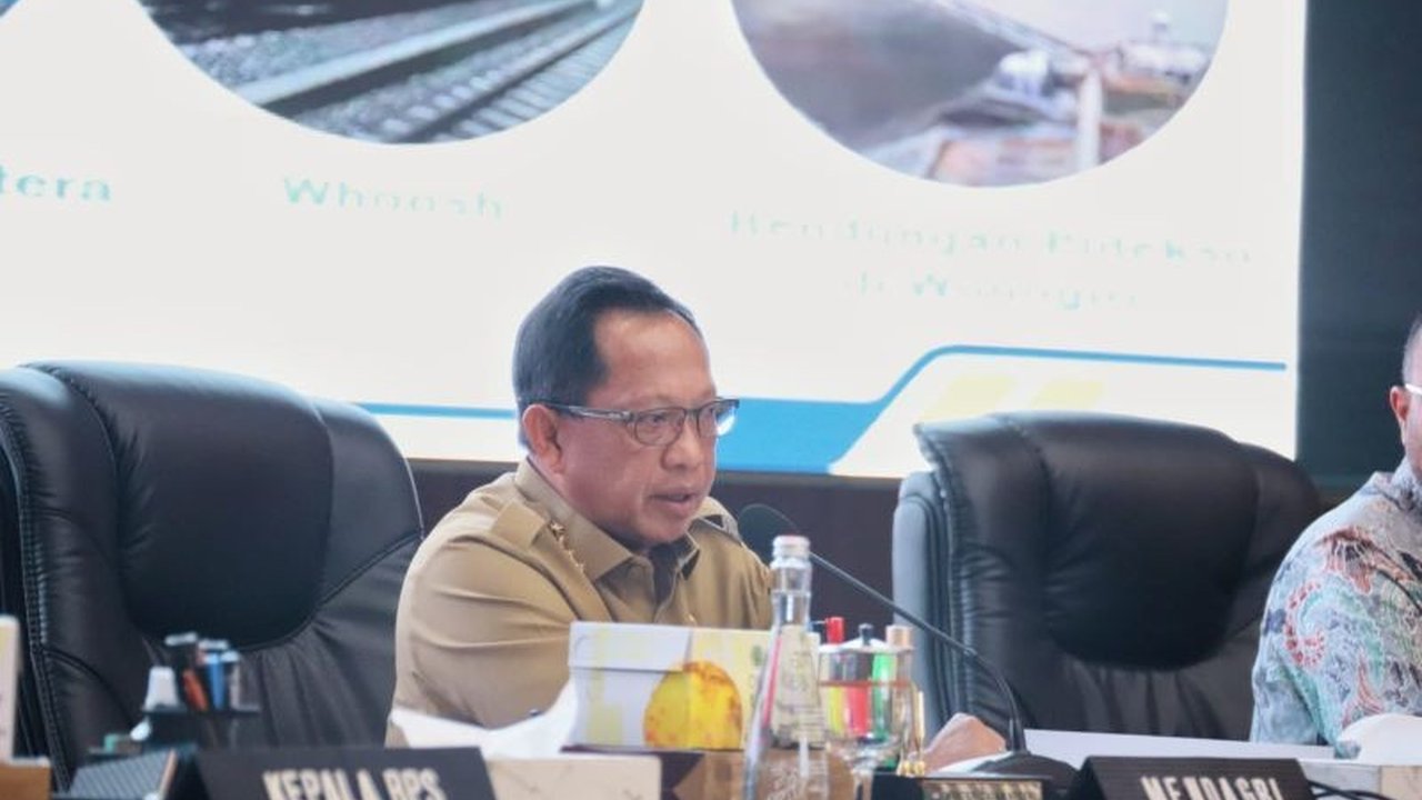 Mendagri Tito Karnavian menekankan pentingnya Pemda mendukung Program Strategis Nasional sesuai UU. Ada sanksi bagi yang tidak patuh. Apa saja program dan konsekuensinya?