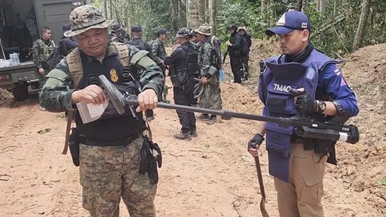 Para tentara Thailand memeriksa wilayah perbatasan pada Minggu (20/7/2025), di Provinsi Ubon Ratchathani, tempat di mana Angkatan Darat Kerajaan Thailand menyatakan telah ditemukan dua ran