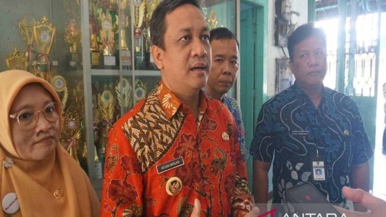 Pekalongan resmi terapkan Gerakan Berdiri Sejenak setiap pukul 10.00 WIB di lingkungan pemkot dan sekolah. Simak bagaimana inisiatif ini membangkitkan nasionalisme.