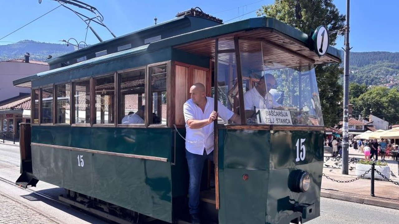 Rasakan sensasi melintasi waktu dengan Trem Tua Sarajevo, lokomotif listrik tertua di Eropa. Temukan kisah di balik moda transportasi ikonik yang kini kembali beroperasi.