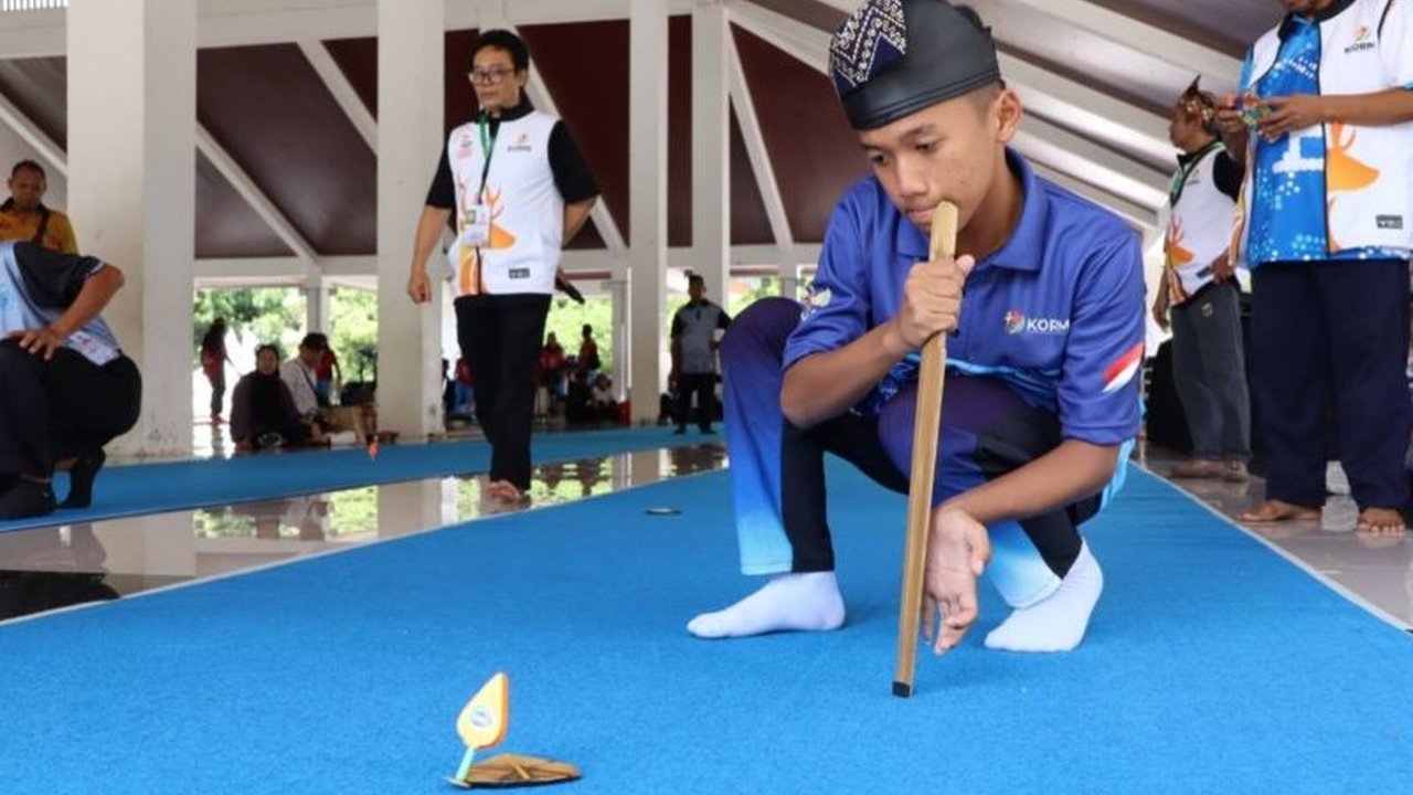 Cabang olahraga tradisional Balogo berhasil menyumbangkan dua medali emas pertama bagi kontingen Kalimantan Selatan di ajang Fornas VIII NTB. Simak kisah sukses mereka!