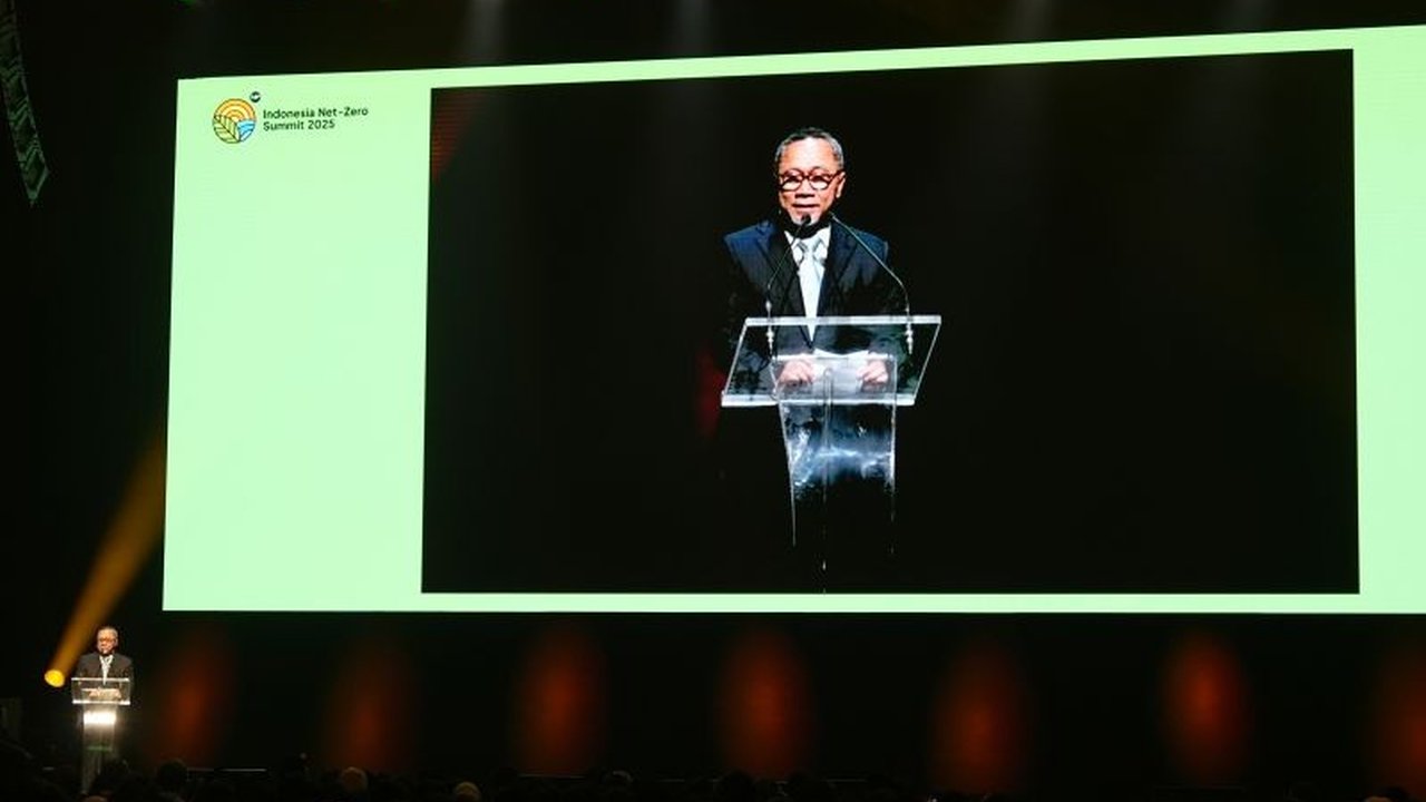 Pemerintah segera regulasi pengembangan PLTS Desa untuk swasembada energi. Inisiatif ini berpotensi menghemat subsidi energi dan mewujudkan kemandirian listrik di seluruh pelosok negeri.