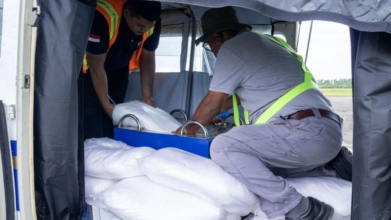 BMKG memperluas operasi hujan buatan ke Kalimantan Barat dan Sumatera, menyusul keberhasilan di Riau. Apakah langkah ini efektif menekan kebakaran hutan dan lahan?