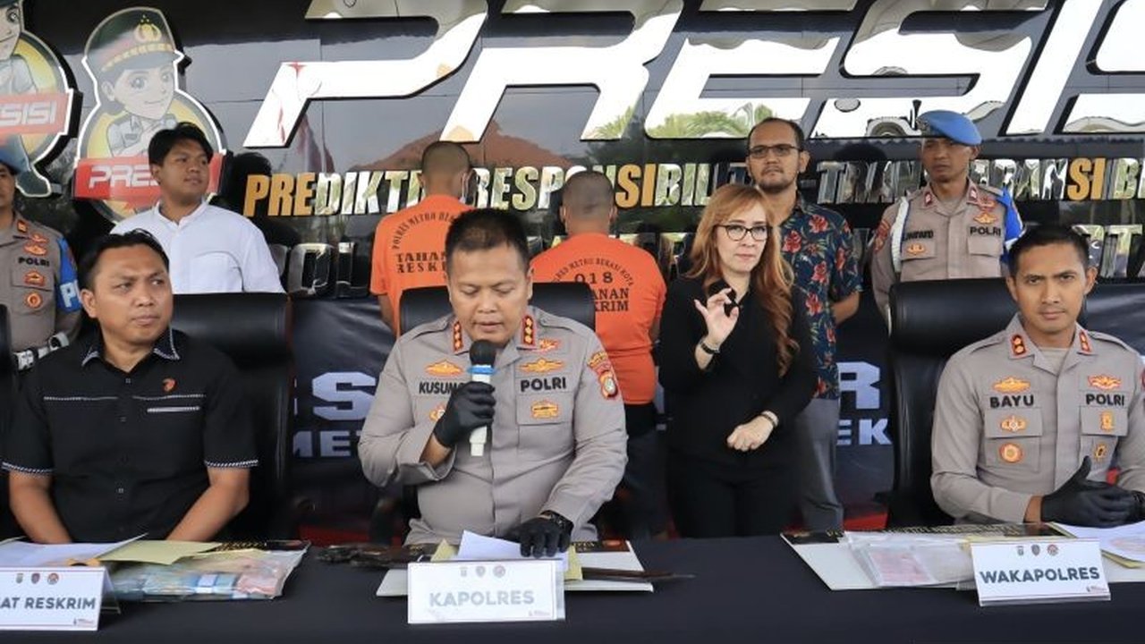 Kasus pengancaman pedagang nanas di Bekasi oleh dua oknum ormas berhasil diungkap Polres Metro Bekasi Kota. Simak kronologi lengkap dan ancaman hukuman para pelaku!