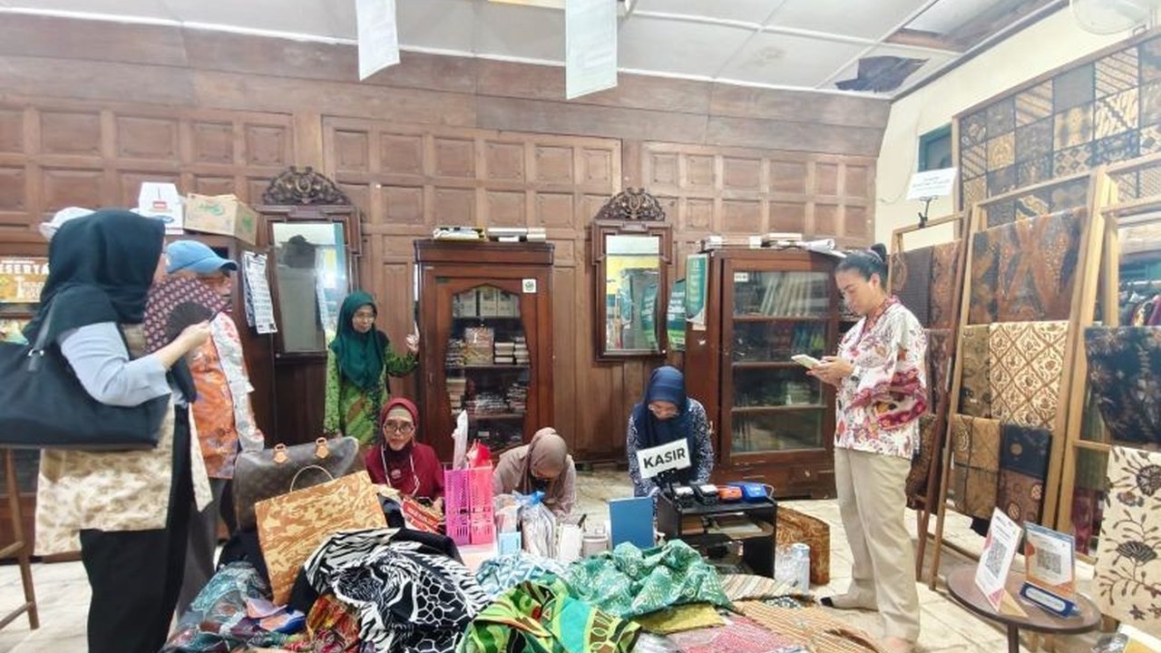Komisi VII DPR RI menyoroti pentingnya pelestarian Batik Laweyan di Surakarta sebagai identitas bangsa dan penguatan ekonomi lokal, termasuk edukasi sejak dini.