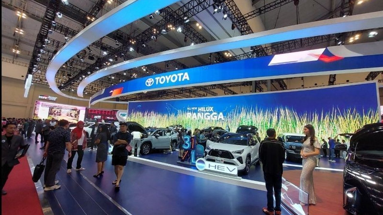 PT Toyota Astra Motor (TAM) kembali menunjukkan dominasinya di GIIAS 2025 dengan beragam inovasi, termasuk mobil listrik lokal bZ4X dan koleksi mobil klasik.
