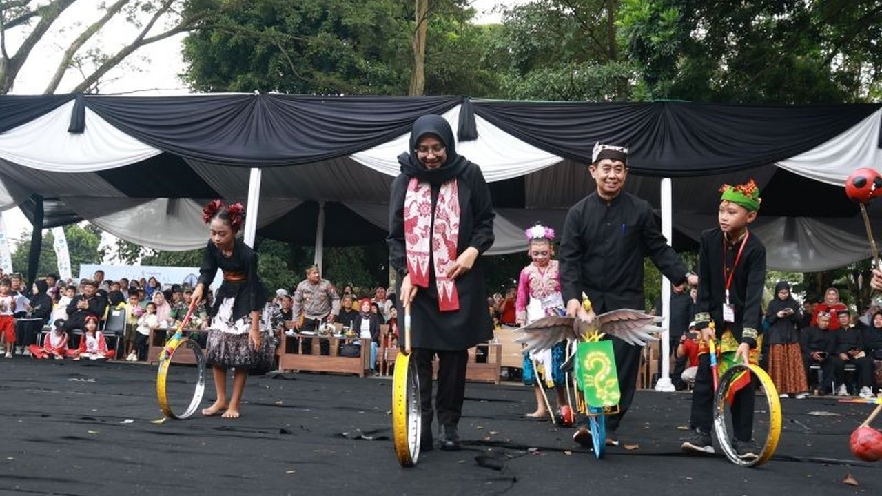 Bupati Banyuwangi Ipuk Fiestiandani menyoroti fenomena anak-anak bermain gawai yang kian masif. Bagaimana pemerintah daerah berupaya mengatasinya?