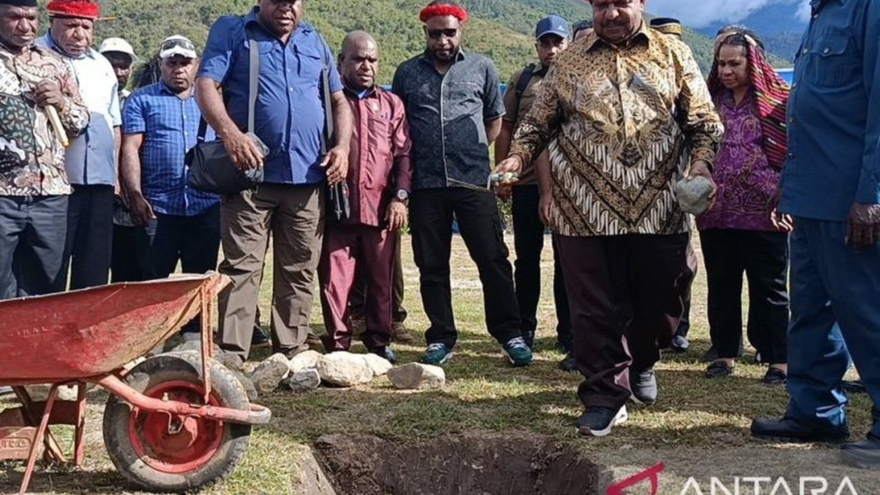 Wakil Gubernur Papua Pegunungan Ones Pahabol meletakkan batu pertama Masjid Haji Muhammad Aipon Asso. Ini bukti nyata Toleransi Beragama Papua Pegunungan yang patut dicontoh.