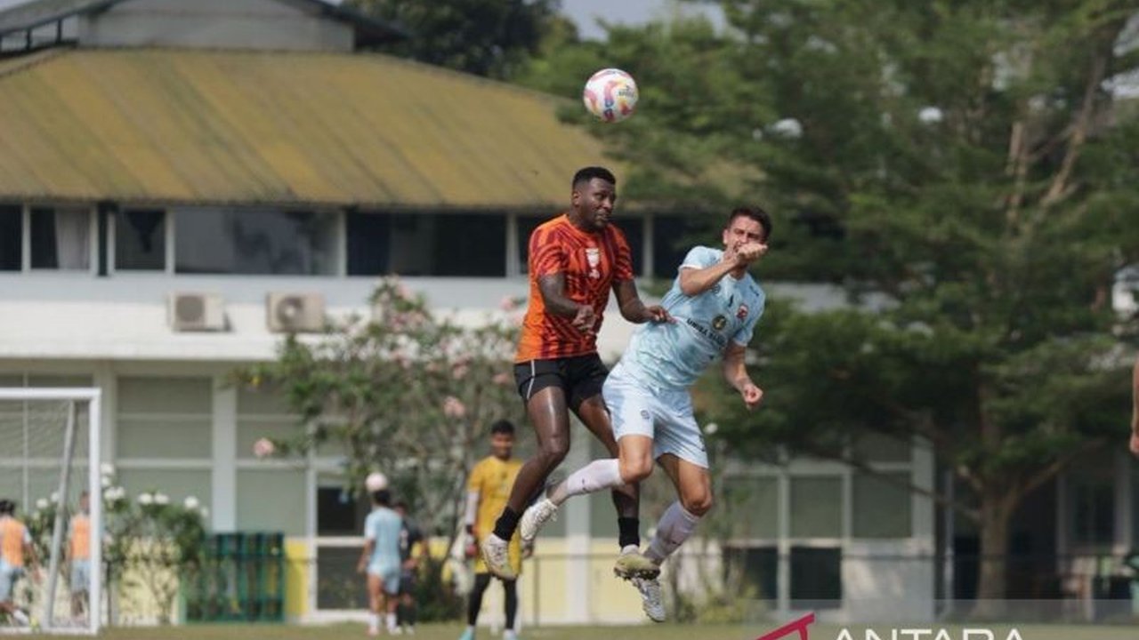 Madura United Uji Coba pramusim berakhir imbang 1-1 melawan Borneo FC di Yogyakarta. Pelatih Alfredo Vera puas dengan perkembangan tim namun soroti aspek yang perlu dibenahi.