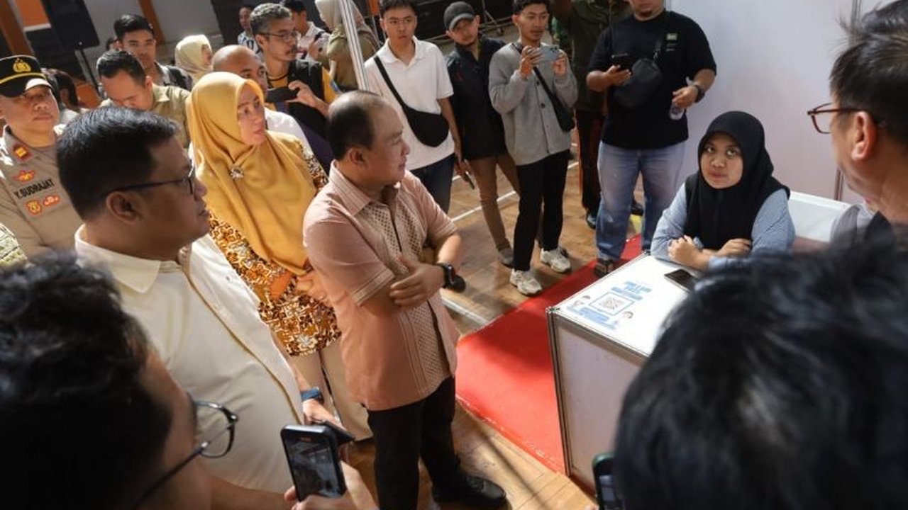 Bupati Kuningan Dian Rachmat Yanuar menargetkan 6.000 pencari kerja terserap melalui program Bursa Talenta Kuningan tahap kedua, Juli 2025. Simak dampaknya pada angka pengangguran!