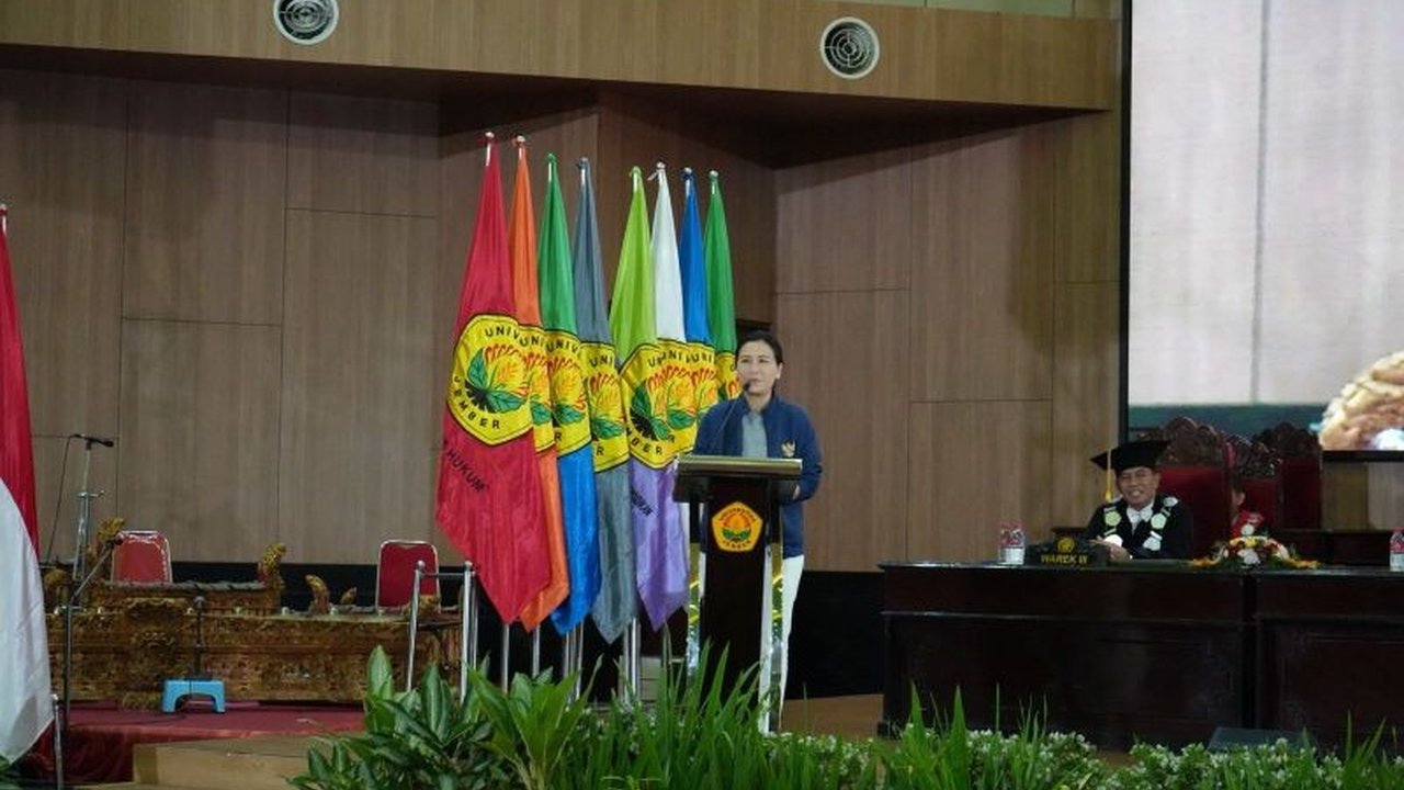 Wakil Menteri P3A Veronica Tan menekankan pentingnya kontribusi lulusan Unej dalam pembangunan Indonesia, menyoroti perpaduan kecerdasan intelektual dan emosional.
