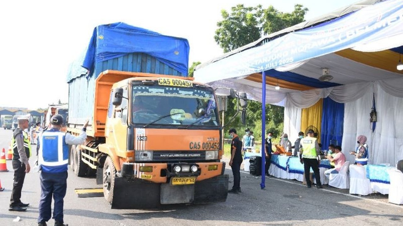 PT Jasamarga Nusantara Tollroad menindak 30 kendaraan Over Dimension Over Loading (ODOL) di Tol Belmera, menegaskan komitmen keselamatan dan pemeliharaan infrastruktur jalan tol.