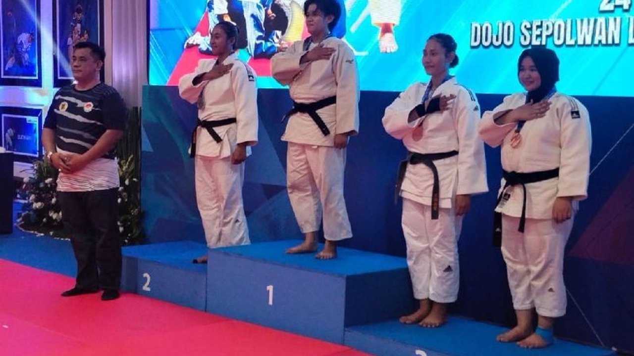 Bripda Dita Aulia Permata Putri, anggota Polda Papua yang bertugas di bidang keuangan, berhasil meraih medali emas Judo di Piala Kapolri 2025. Simak kisah inspiratifnya!