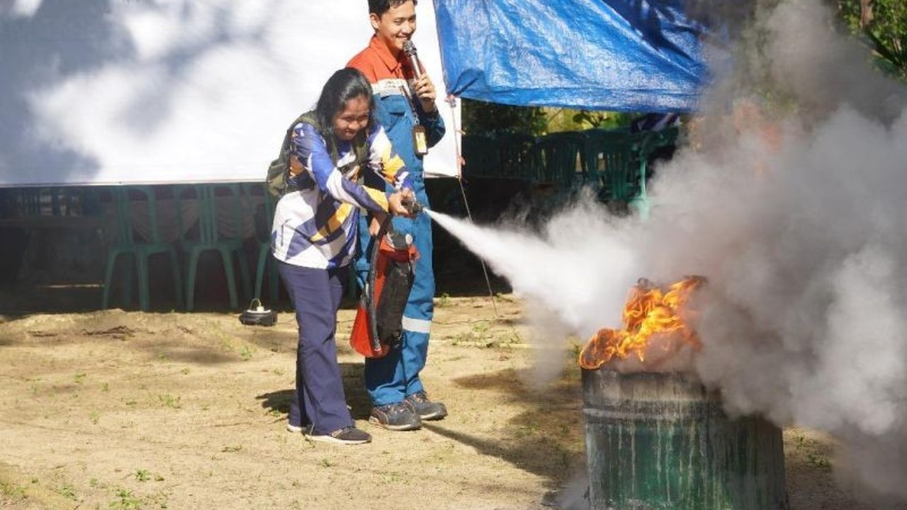 Pertamina Patra Niaga Regional Sumbagsel melatih Kelompok Kebun Raya Tua Tunu di Pangkalpinang untuk mitigasi kebakaran hutan. Pelatihan ini penting hadapi kemarau.