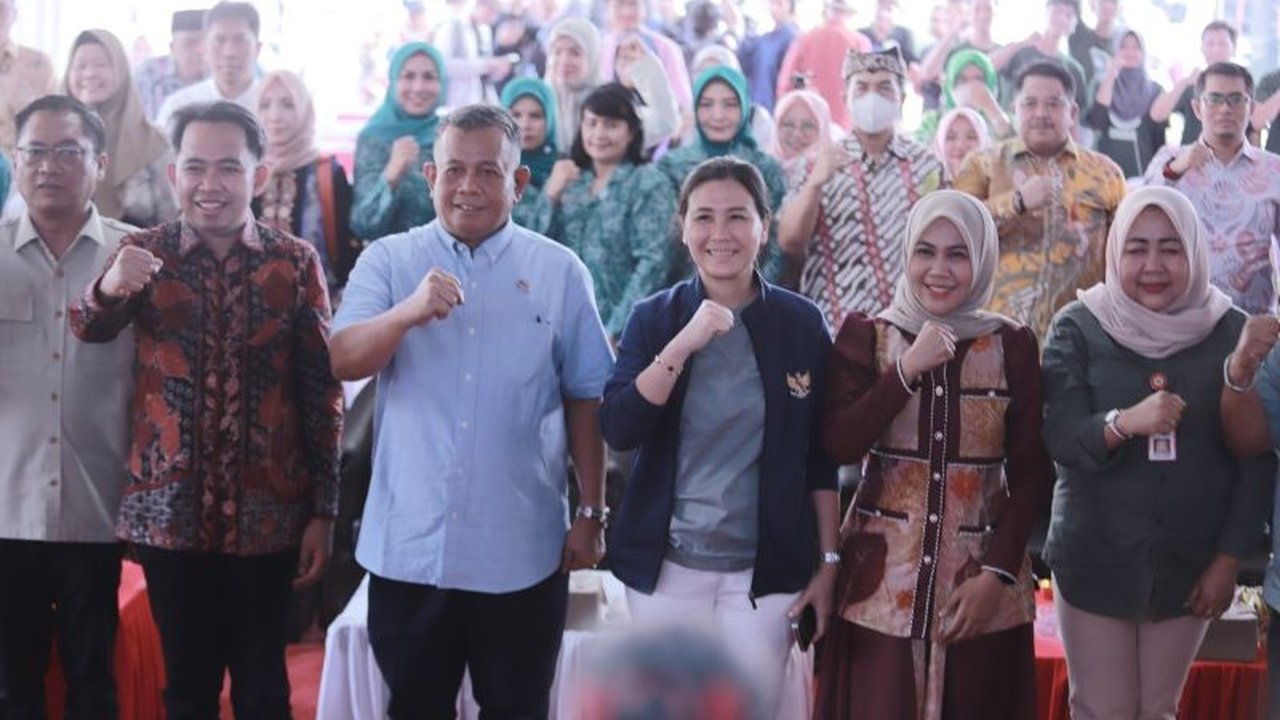 Festival Egrang ke-13 di Jember sukses menarik perhatian Wamen PPPA dan Wamen UMKM. Acara ini tak hanya lestarikan budaya, tapi juga dorong ekonomi kreatif dan karakter bangsa.