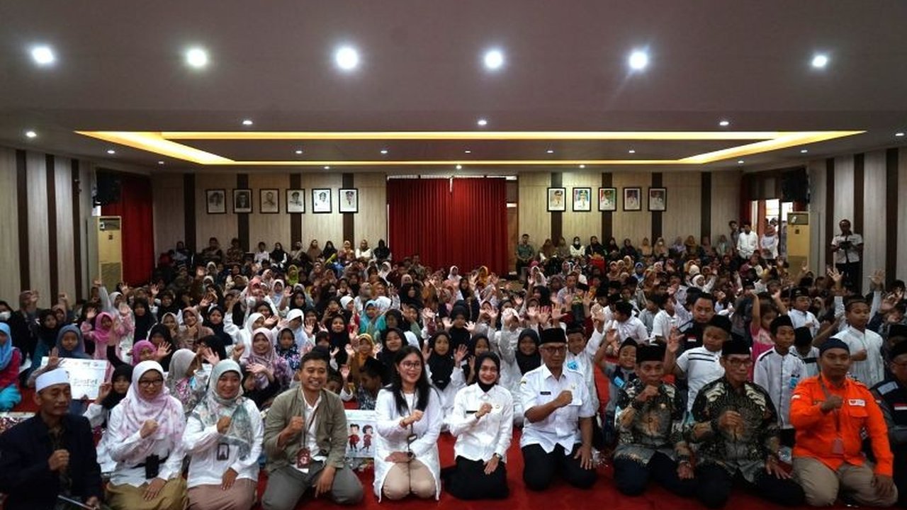 OJK Kediri terus menggenjot edukasi literasi keuangan di wilayah Keresidenan Kediri dan Madiun. Upaya ini krusial untuk mencapai target inklusi keuangan nasional 98% pada 2045.