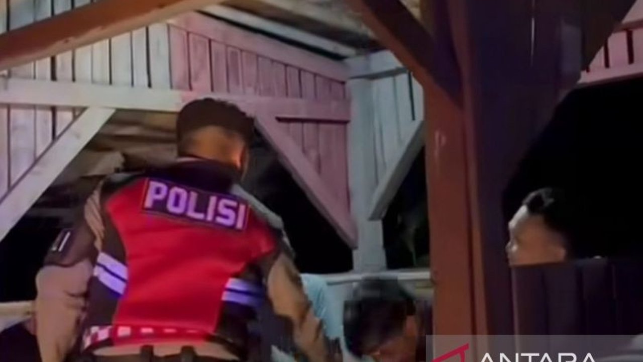 Polres Cianjur berhasil menyita 637 botol miras dan ratusan miras oplosan dari kios berkedok depot jamu. Simak detail operasi Penyitaan Miras Cianjur ini!