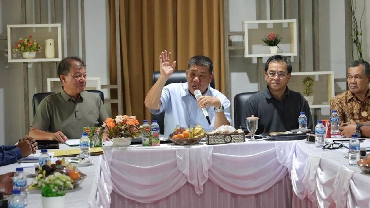 Gubernur Babel canangkan Kepulauan Bangka Belitung sebagai Sentra Kelapa Nasional, manfaatkan lahan tidur dengan jutaan bibit dan investasi besar. Simak potensi ekonominya!