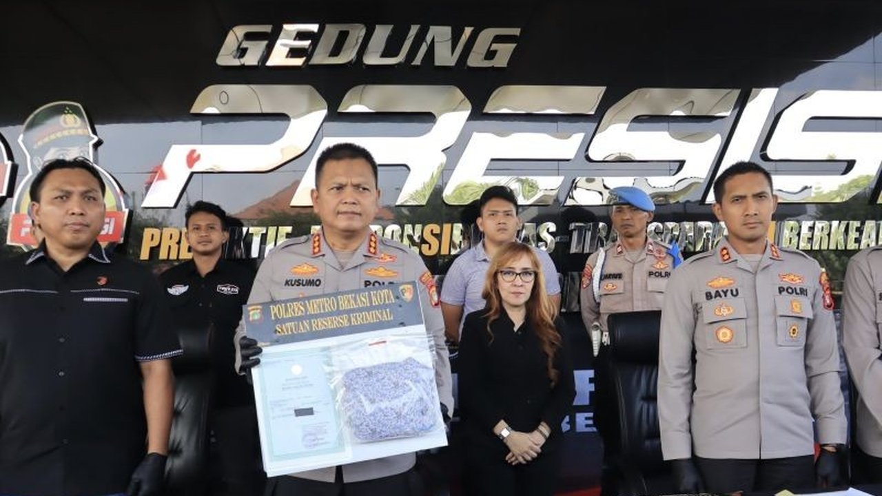 Kasus rudapaksa ayah anak kandung di Bekasi terungkap. Pelaku berinisial R dilaporkan telah melakukan perbuatan keji ini sebanyak empat kali terhadap putri sulungnya.