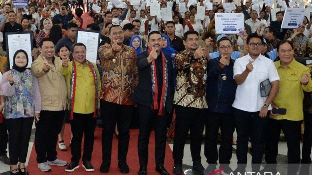 Gubernur Sumut memberikan hadiah cicilan kredit gratis setahun kepada sejumlah UMKM Sumut. Langkah ini diharapkan mampu mendorong pertumbuhan ekonomi dan kemudahan berusaha bagi para pelaku usaha mikro.