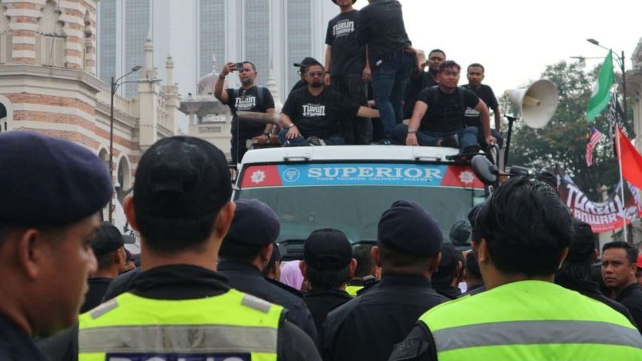 Perdana Menteri Anwar Ibrahim menunjukkan sikap tak terduga dengan mengapresiasi petugas pengamanan unjuk rasa di Kuala Lumpur, meski demonstrasi tersebut menargetkan kepemimpinannya.