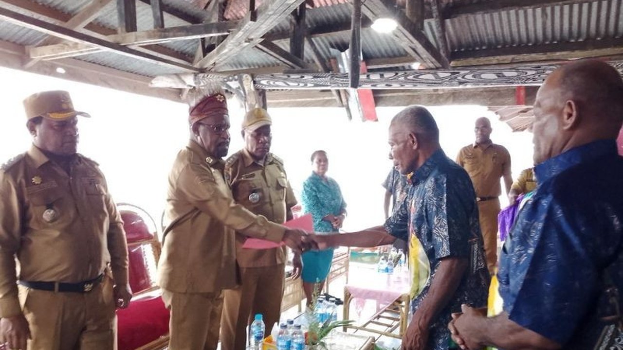 Bupati Jayapura Yunus Wonda gencar lakukan strategi 'Bupati Jayapura Turun Kampung' untuk serap aspirasi langsung, memastikan pelayanan publik efektif, dan membangun kepercayaan masyarakat di wilayah pedalaman.