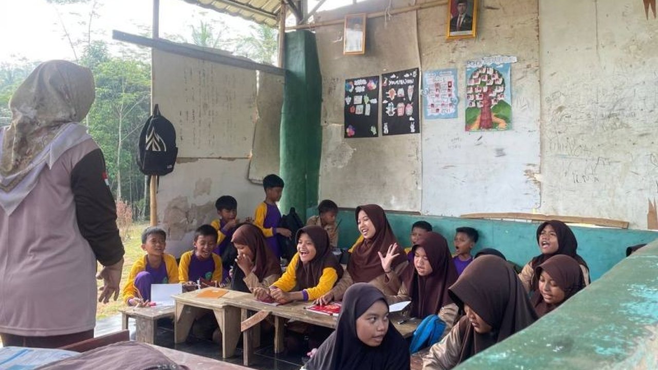 Ratusan Siswa MI Lebak Belajar di Gubuk karena bangunan sekolah rusak parah. Bagaimana nasib pendidikan mereka di tengah keterbatasan ini?