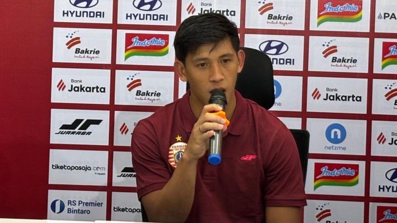 Penyerang anyar Persija Jakarta, Eksel Runtukahu, tampil gemilang dengan dua gol di laga debut dan bertekad membawa Macan Kemayoran meraih trofi juara.