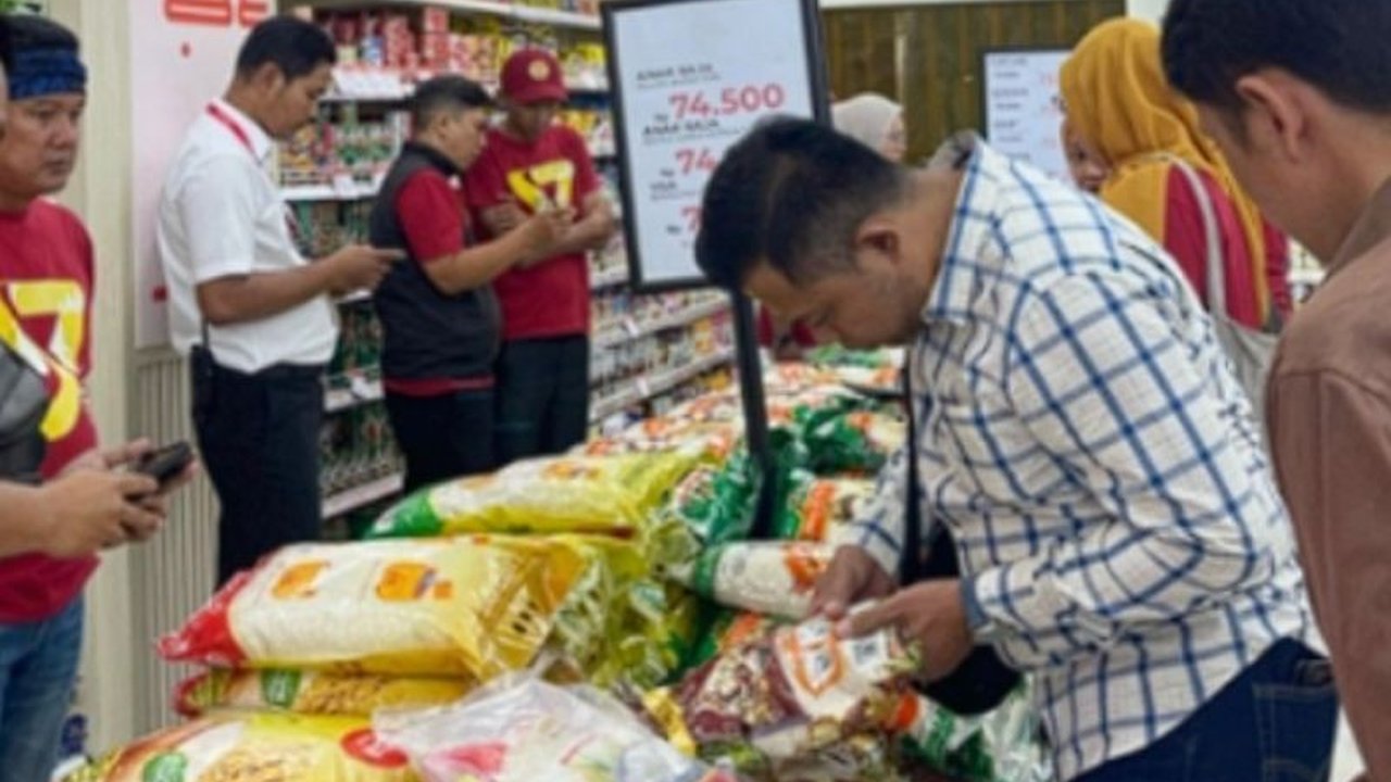 Tim gabungan di Purwakarta meningkatkan kewaspadaan terhadap peredaran beras oplosan yang merugikan konsumen, dengan pemantauan intensif di pasar.