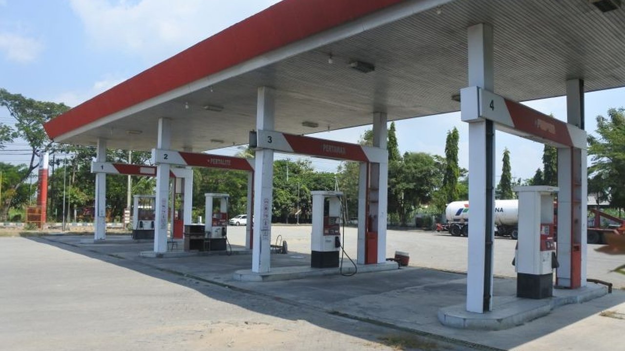 Perubahan rute Distribusi BBM Banyuwangi dilakukan Pertamina Patra Niaga Jatimbalinus akibat penutupan jalur Gumitir. Simak dampak dan antisipasi yang dilakukan!