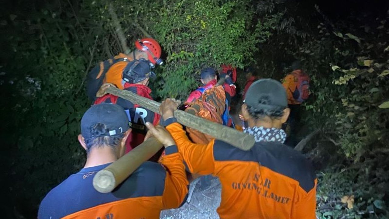 Seorang pendaki Gunung Slamet meninggal dunia saat pendakian. Tim SAR gabungan berhasil mengevakuasi jenazah korban setelah operasi dramatis di gunung tertinggi Jawa Tengah.