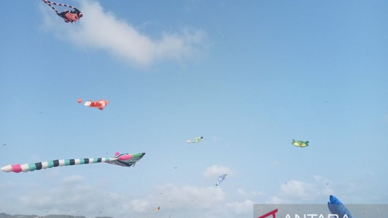 Enam negara meramaikan Festival Layang-Layang Internasional di Pantai Parangkusumo, Bantul. Acara ini diharapkan mendongkrak pariwisata dan kesejahteraan warga.