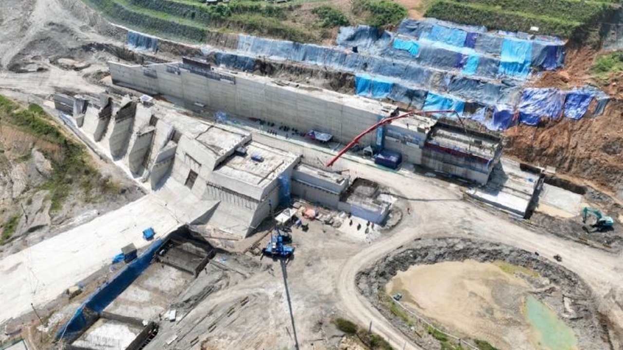 Bendungan Cijurey di Bogor kini mencapai 30,30% progres fisik. Proyek strategis ini dirancang untuk mendukung swasembada pangan dan mereduksi banjir signifikan.