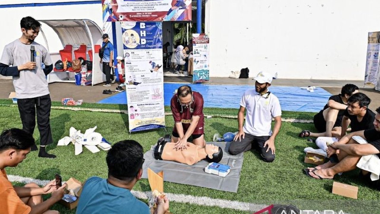 Literasi Pertolongan Pertama krusial di arena olahraga. Cedera serius hingga henti jantung bisa terjadi. Pelatihan FIK UI bekali komunitas sepak bola hadapi gawat darurat.
