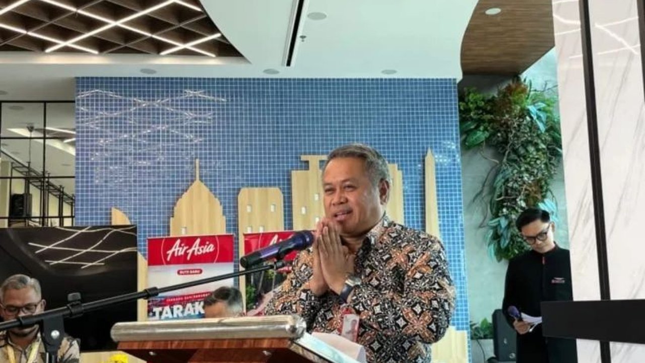 Gubernur Khofifah Indar Parawansa mendesak Kemenhub untuk segera menambah armada dan mengaktifkan Pelabuhan Jangkar sebagai solusi antrean di Pelabuhan Ketapang, Jawa Timur. Apa penyebabnya?