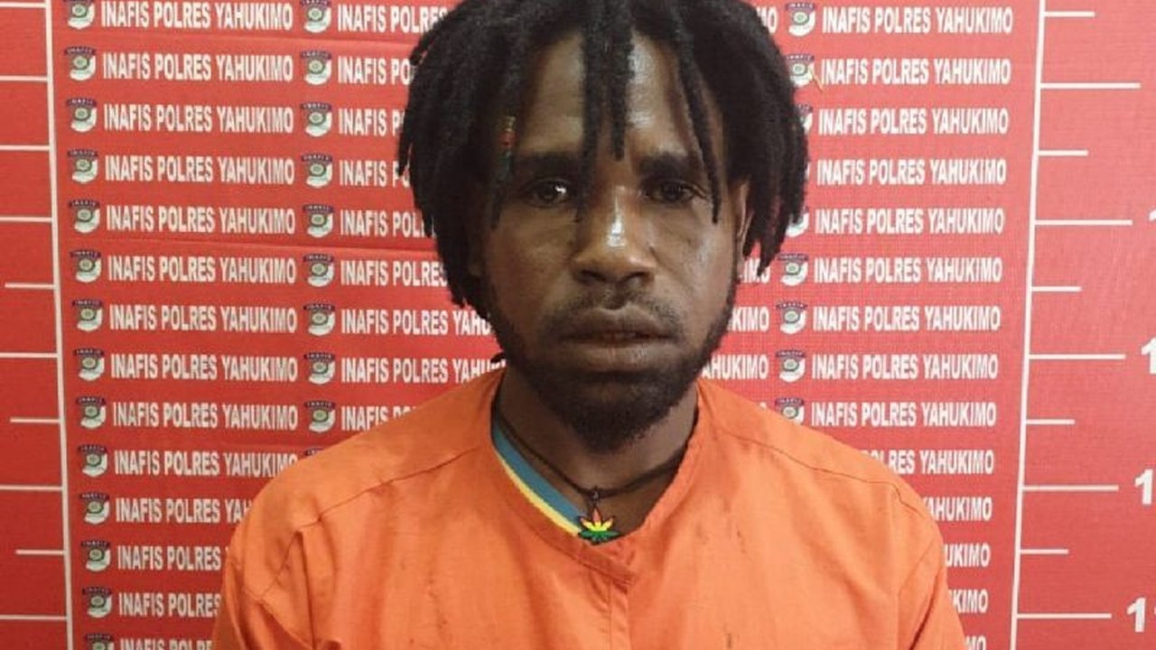 Satgas Damai Cartenz berhasil melakukan penangkapan KKB Yahukimo, Wanggol Sobolim, yang diduga kuat terlibat dalam dua kasus pembunuhan warga sipil di Dekai. Simak pengakuannya!