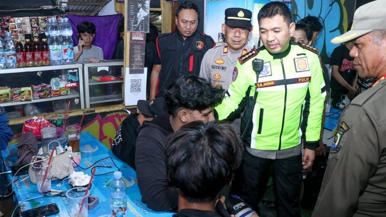 Polres Metro Tangerang Kota intensifkan patroli keamanan di akhir pekan untuk cegah premanisme, tawuran, dan balap liar. Ketahui strategi lengkapnya!